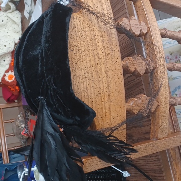 Vintage 1920's Black Velvet Hat with Raven Feathers - Picture 1 of 6